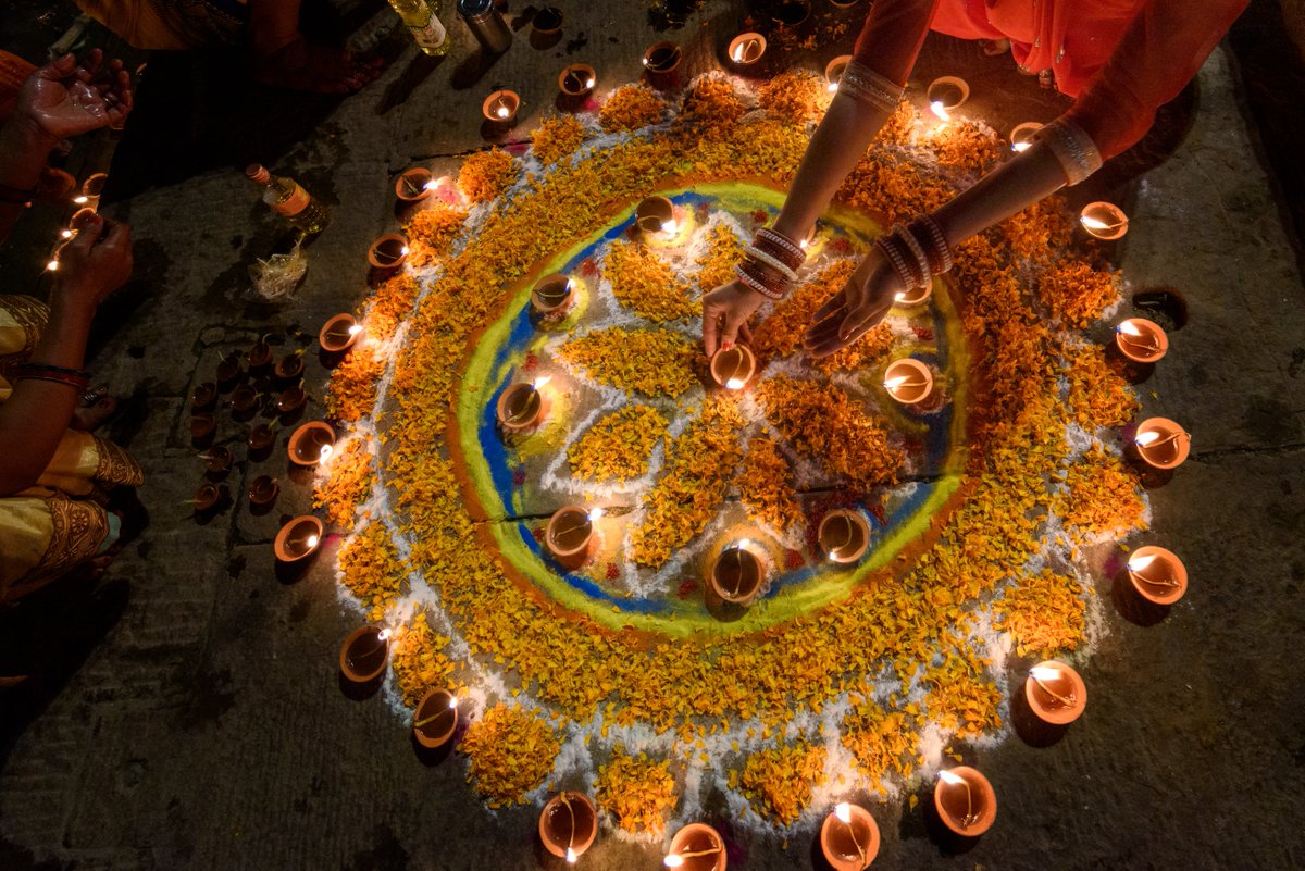Discovery's tweet photo. Today, communities around the world are celebrating the beginning of the five-day festival #Diwali, a festival of lights that marks India's biggest holiday of the year! 🪔🎆

📸 : Subir Basak / Umang Gajjar / RBB

#POTD #photooftheday #diwali #holiday https://t.co/Y7eJJbXRzi