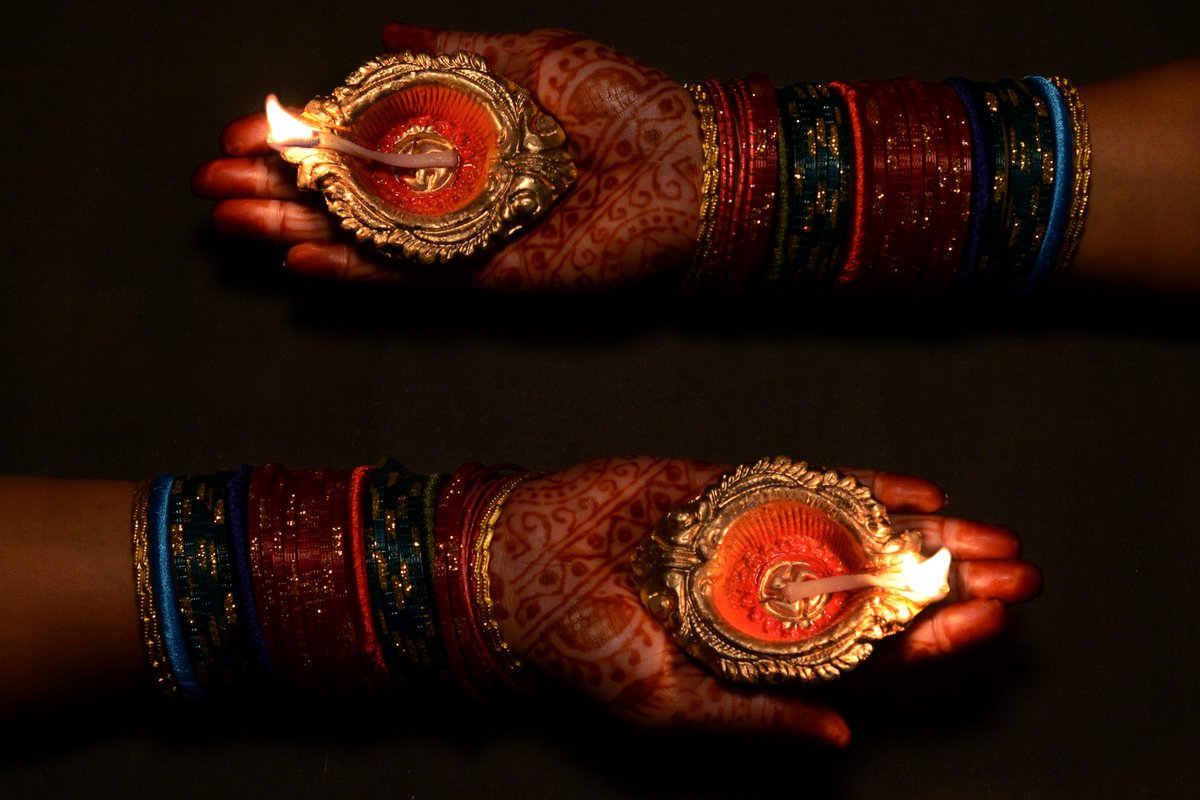 Discovery's tweet photo. Today, communities around the world are celebrating the beginning of the five-day festival #Diwali, a festival of lights that marks India's biggest holiday of the year! 🪔🎆

📸 : Subir Basak / Umang Gajjar / RBB

#POTD #photooftheday #diwali #holiday https://t.co/Y7eJJbXRzi