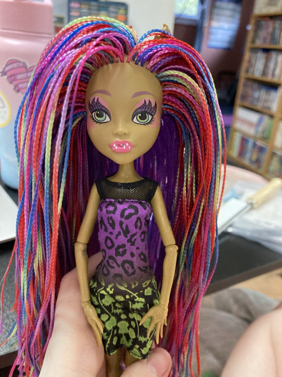 Forbezilla19's tweet photo. #kaypeatutorials just wanna share my doll I rerooted! I love her so much! My first attempt for box braids on my dolls! 😁 #ididthething @KaypeaCreations https://t.co/33YHf8Mmhn