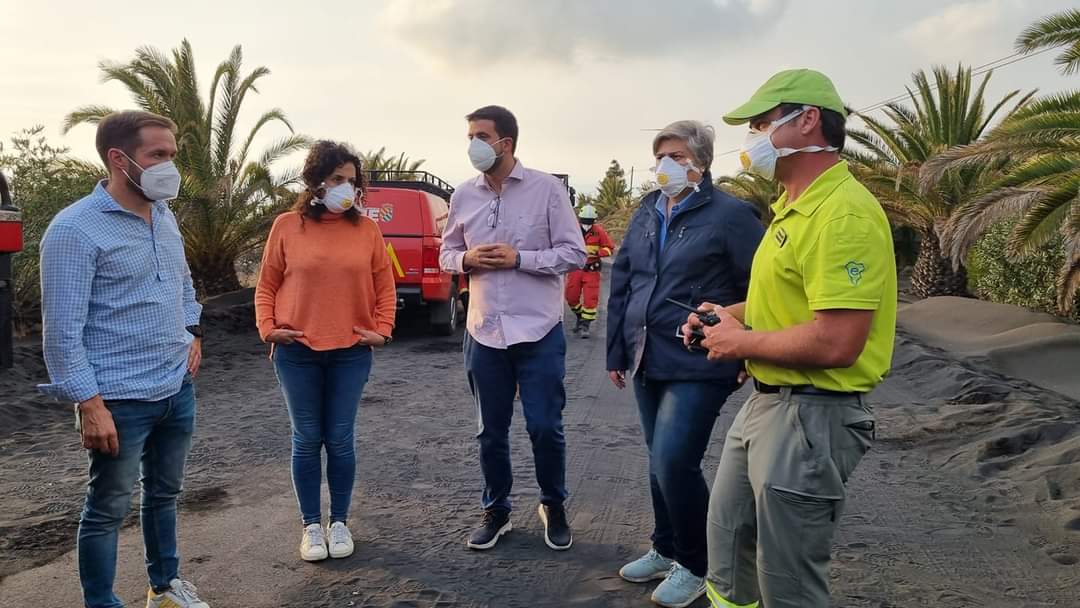 Trabajamos en nuevas vías de comunicación con Puerto Naos.
Hoy el presidente, el vicepresidente y la consejera de Seguridad y Emergencias han visitado la zona junto a la alcaldesa de <a href="/aridane_org/">Los Llanos de Aridane</a>