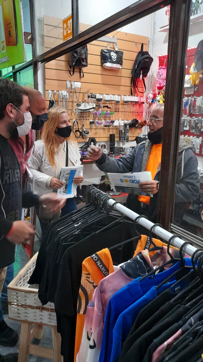 mstefanizzi's tweet photo. Recorrimos la Feria de Larroque, en Banfield Oeste, junto a @PPortell, @PMacaino y Lorena Uralde.
Escuchamos a lxs comerciantes y acercamos la boleta del Frente de TOD☀️S. Nos estamos recuperando y por eso les pedimos que nos acompañen este 14 de noviembre. #LomasEnMarcha https://t.co/FKp5gJfwXU