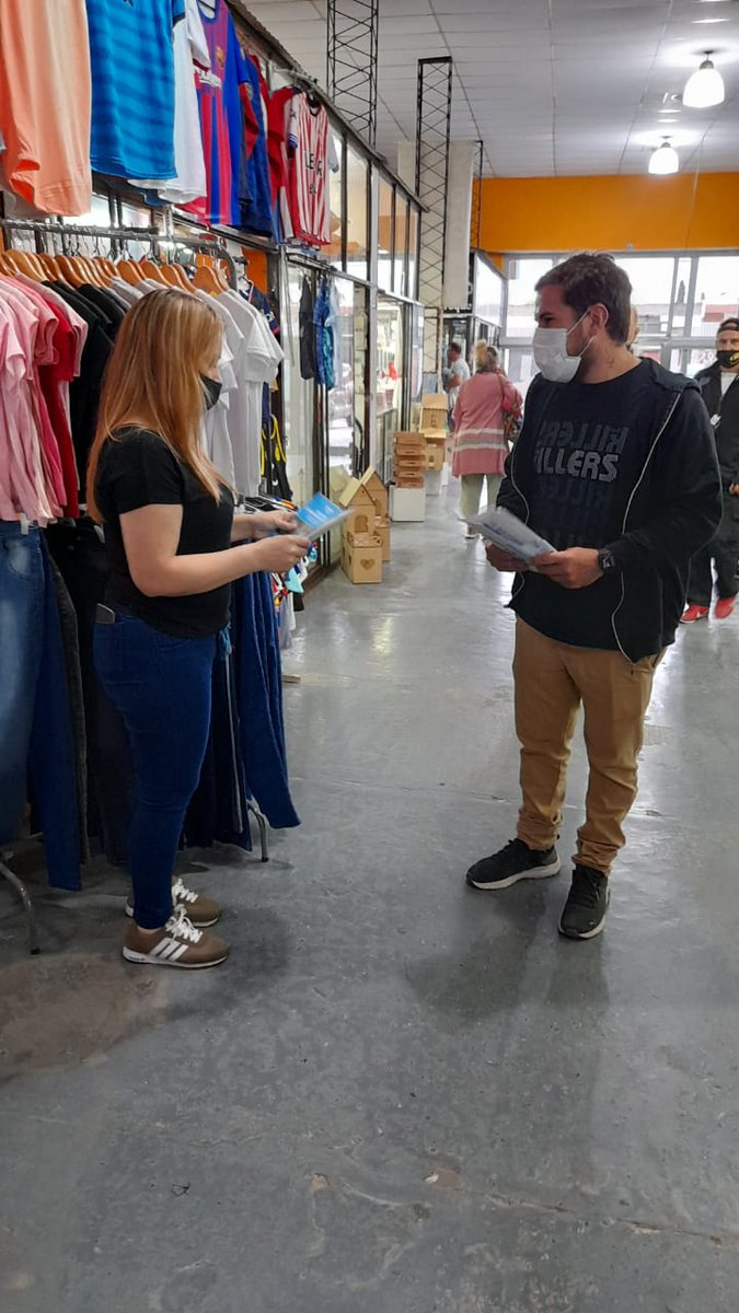 mstefanizzi's tweet photo. Recorrimos la Feria de Larroque, en Banfield Oeste, junto a @PPortell, @PMacaino y Lorena Uralde.
Escuchamos a lxs comerciantes y acercamos la boleta del Frente de TOD☀️S. Nos estamos recuperando y por eso les pedimos que nos acompañen este 14 de noviembre. #LomasEnMarcha https://t.co/FKp5gJfwXU