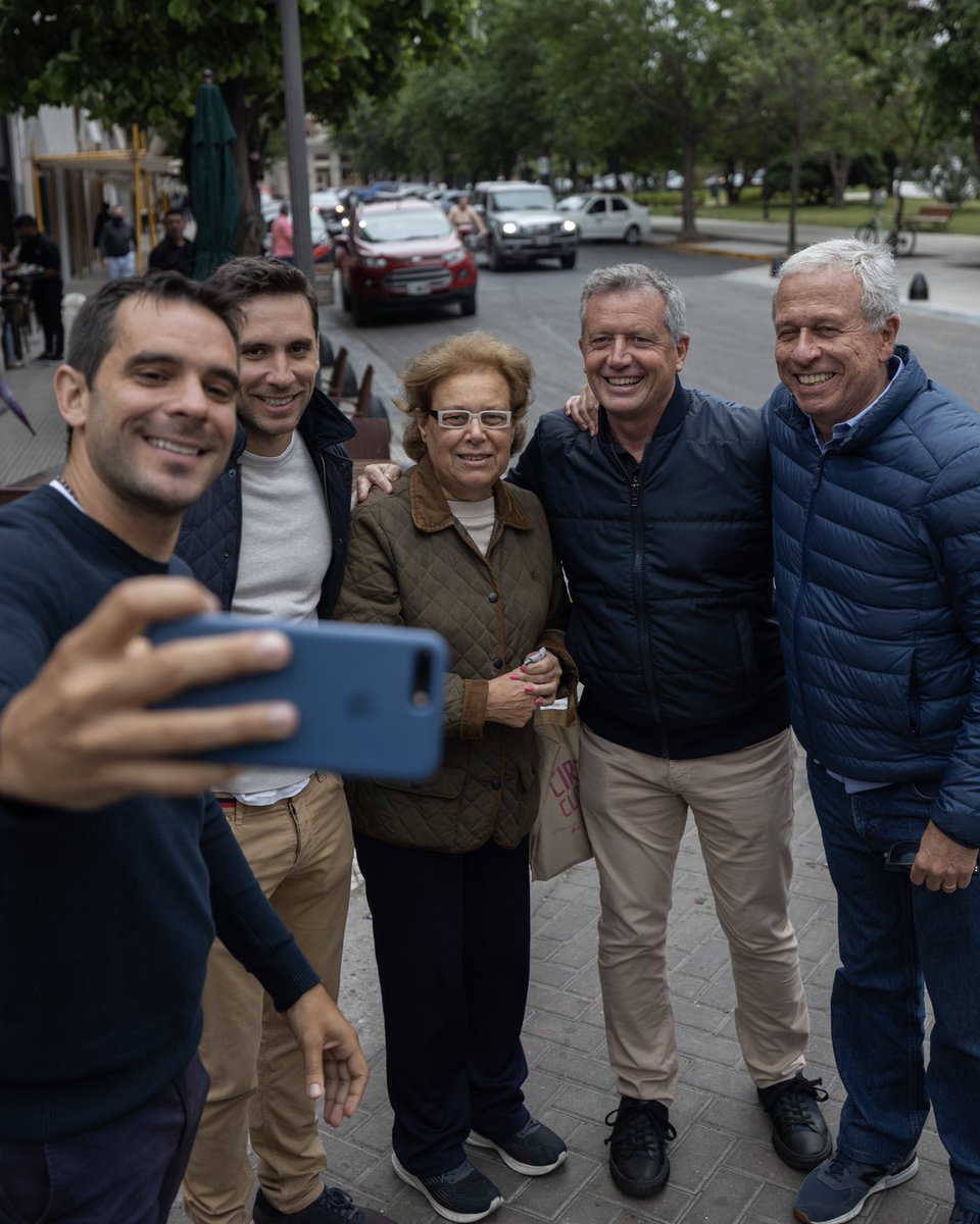 monzoemilio's tweet photo. Estoy convencido de que vamos a transformar la Provincia si trabajamos junto a los intendentes que gestionan cerca de los vecinos, quienes escuchan sus problemas y también sus ideas. En San Nicolás conversé con @manupassaglia y Santiago sobre cómo seguir construyendo ese camino. https://t.co/g13kdt7FPF