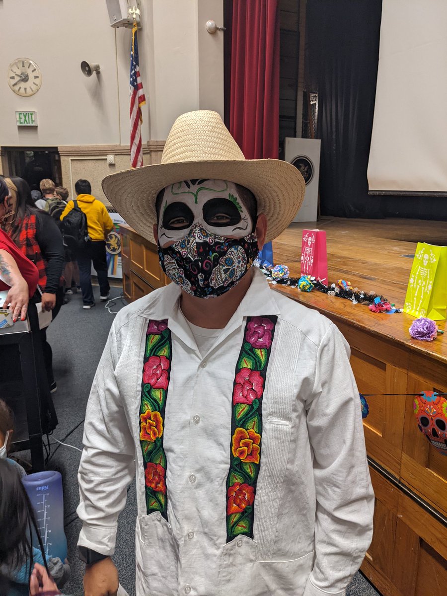 NetworkBeacon's tweet image. Thanks to the #GBMS staff and students we had a beautiful #DiaDeLosMuertos assembly. Students danced, performed and shared their stories. These are the types of events that last a lifetime. @AlexMagana_BNS @DPSNewsNow