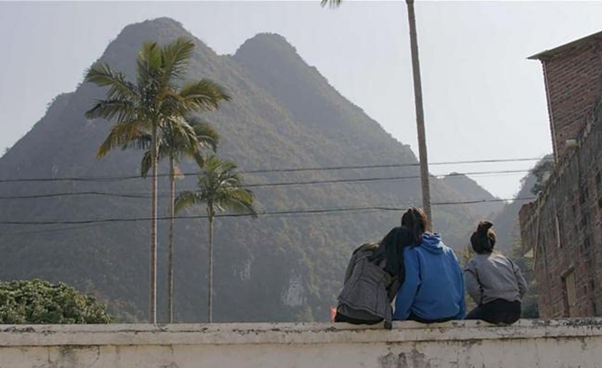 goldenglobes's tweet photo. DOCUMENTARY: @AMANDALIPITZ’s film ‘Found’ follows 3 teen girls who develop an online friendship built around the complicated feelings share after learning they are cousins. Learn more: https://t.co/4gjIgGEdy5 https://t.co/LmuYp8VXtd