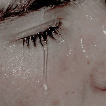 Человек плачет. Плач развевается над головами. Я слишком много плачу. Кто много смеется тот. Слёзы по щекам.