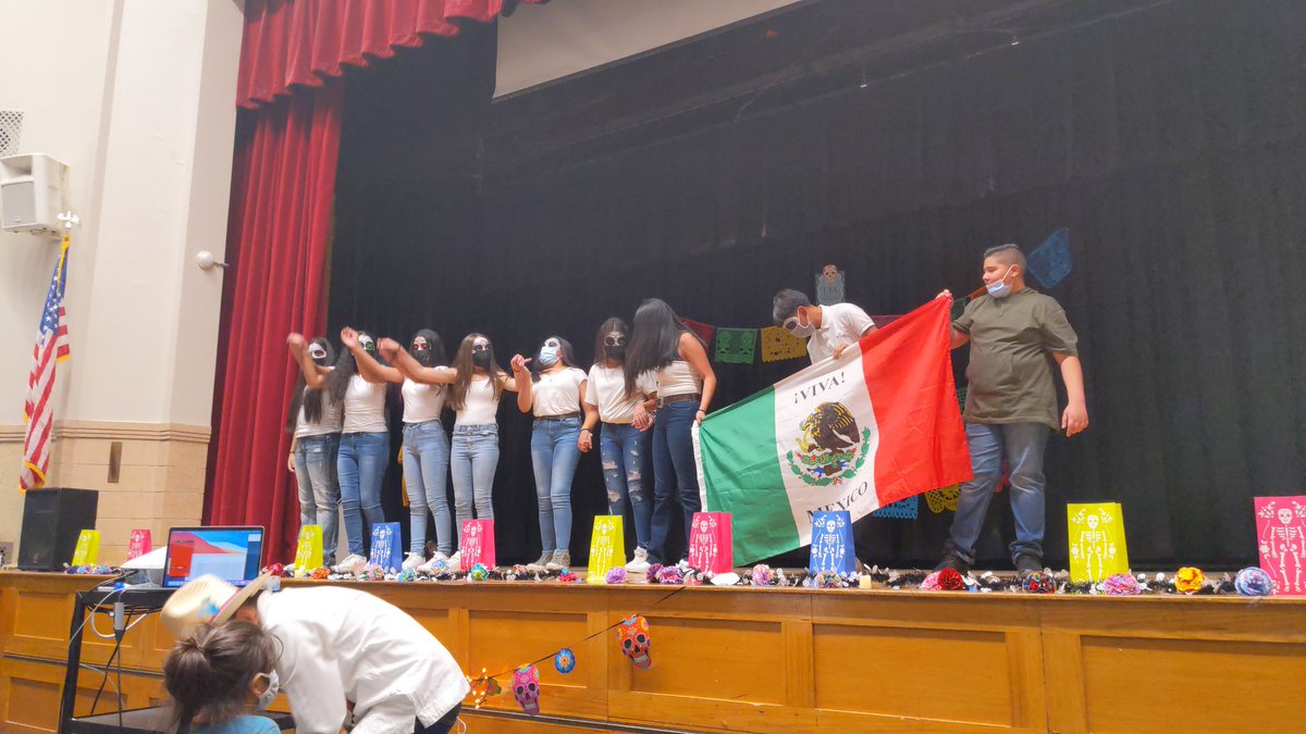 NetworkBeacon's tweet image. Thanks to the #GBMS staff and students we had a beautiful #DiaDeLosMuertos assembly. Students danced, performed and shared their stories. These are the types of events that last a lifetime. @AlexMagana_BNS @DPSNewsNow