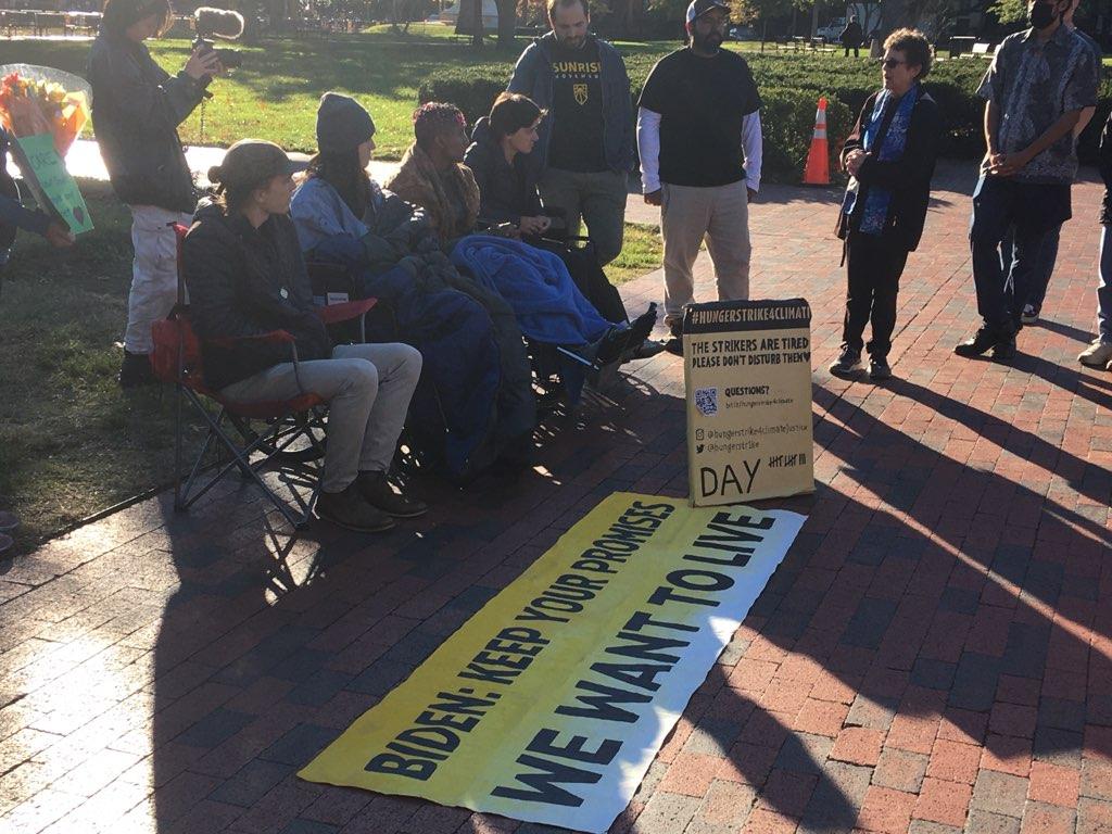ComfortIJT's tweet photo. @POTUS #CatholicSolidarityFast supports call for #ClimateAction with Sunrise hunger strikers outside White House #MercyJustice https://t.co/tQblQLdcpm