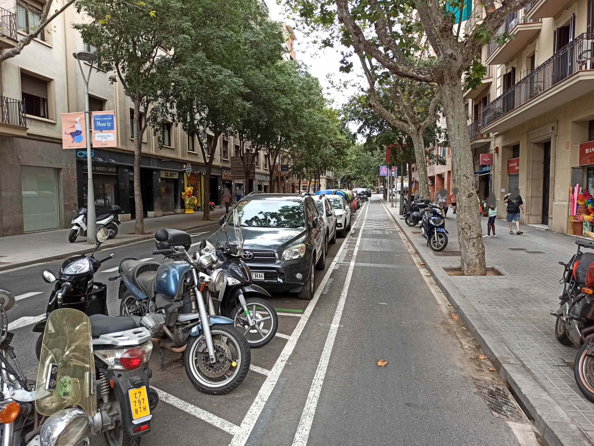 CirculaenBici's tweet photo. Barcelona. Carril bici desplazando el aparcamiento de coches y motos hacia el centro de la calzada.👍👍 https://t.co/Oxp8FCpgwo