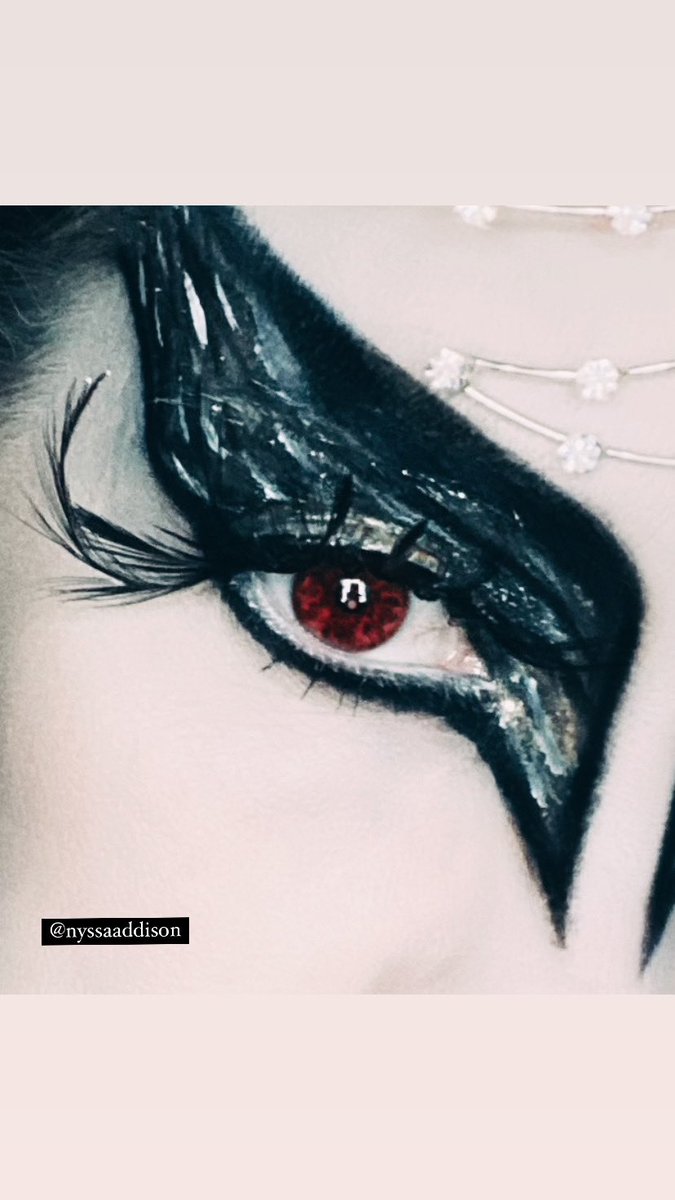 nyssaaddison's tweet photo. 🎃👻 🖤🖤 Black swan vibes this Halloween 🖤 🦢 🩰 🖤 🎃👻

Feathered eye with feathered lashes and fire eyes. 

Products- @illamasqua , @pmglabsmua , @makeupforever , @kkwbeauty , @ctilburymakeup .

#blackswanmakeup #blackswan #professionalmakeupartist #halloweenvibes https://t.co/ghERfj2xJm