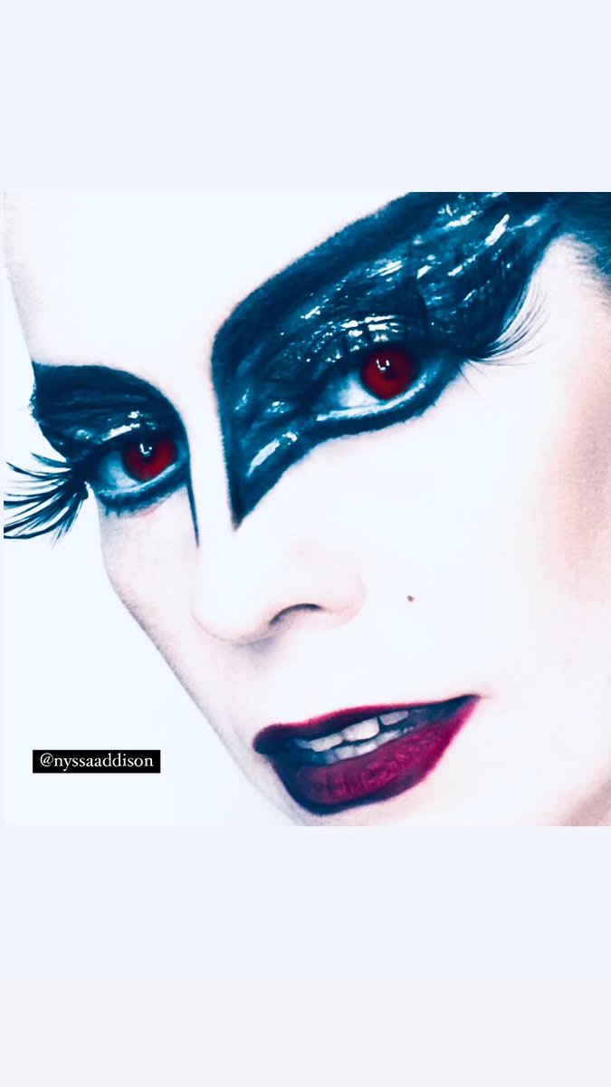nyssaaddison's tweet photo. 🎃👻 🖤🖤 Black swan vibes this Halloween 🖤 🦢 🩰 🖤 🎃👻

Feathered eye with feathered lashes and fire eyes. 

Products- @illamasqua , @pmglabsmua , @makeupforever , @kkwbeauty , @ctilburymakeup .

#blackswanmakeup #blackswan #professionalmakeupartist #halloweenvibes https://t.co/zXGiF6NFC0