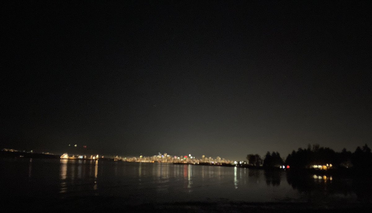 sunvernon's tweet photo. #Spanishbanks #Vancouver #NorthernLights #betterlucknext https://t.co/JzUaKgR3rt