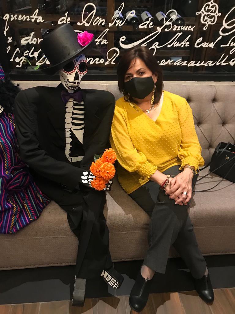 MaruCalderonA's tweet photo. #UnDato 

El Día de Muertos es una de las fiestas más antiguas de México. 

El 1 y 2 de noviembre se celebra con altares. La gente acude a los cementerios para visitar a los difuntos. https://t.co/9qyVdkMOW5