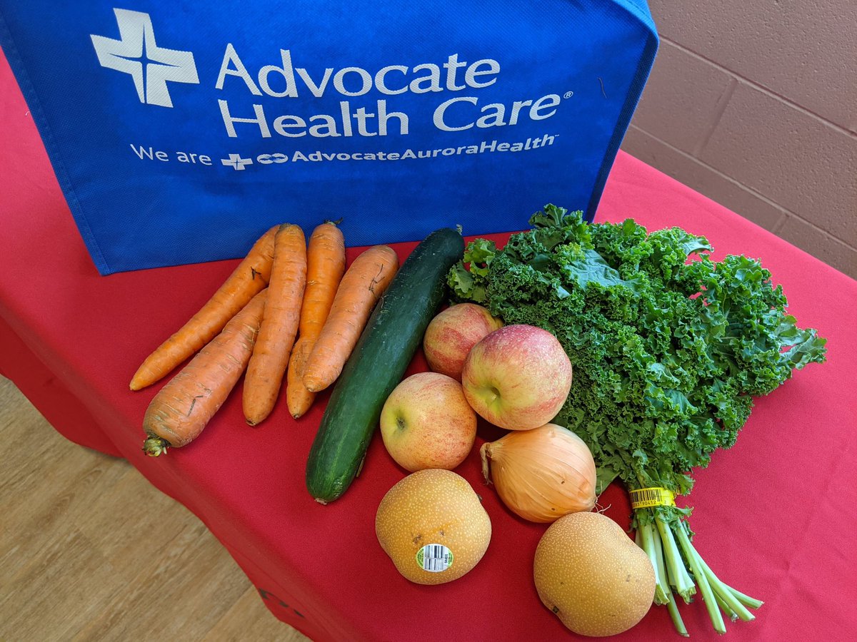 D69CommSchools's tweet photo. We are so excited to partner with @AdvocateAurora to provide 50 bags filled with fresh produce and recipe cards  for our families! Today they even had a nutritionist on site for families to answer questions and share advice on how to improve healthy lifestyles! @SkokieSD69 https://t.co/yySLjhaI4Q