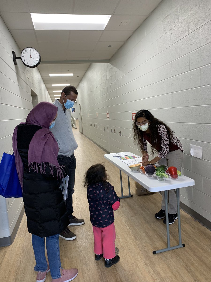 D69CommSchools's tweet photo. We are so excited to partner with @AdvocateAurora to provide 50 bags filled with fresh produce and recipe cards  for our families! Today they even had a nutritionist on site for families to answer questions and share advice on how to improve healthy lifestyles! @SkokieSD69 https://t.co/yySLjhaI4Q
