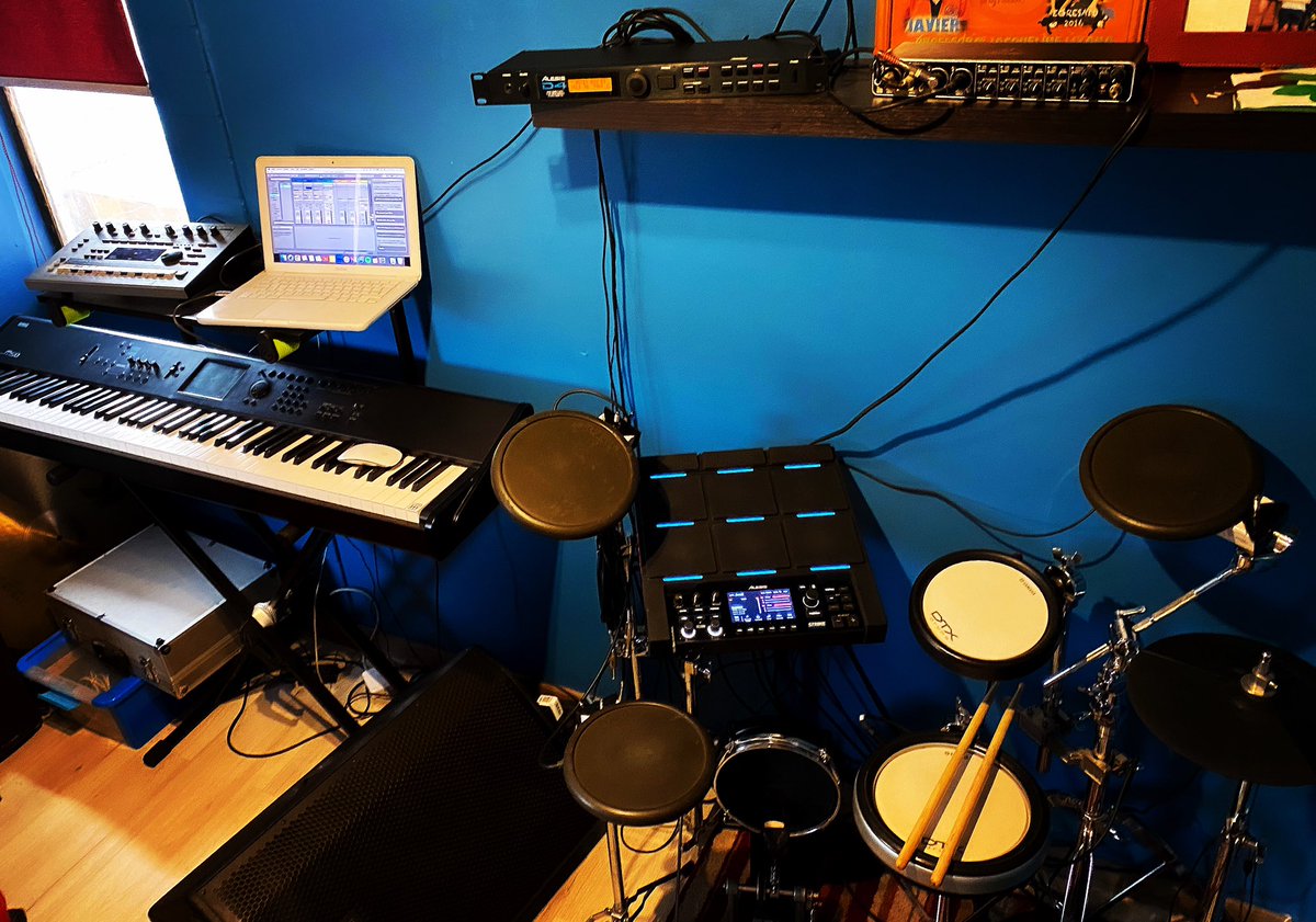 AmericoFloresM's tweet photo. A falta de Un Módulo.. bueno son 2 😬🎧🔊 @alesis_gear  #strikemultipad #alesisd4 #rolandmc303 https://t.co/e8E69kzGuV