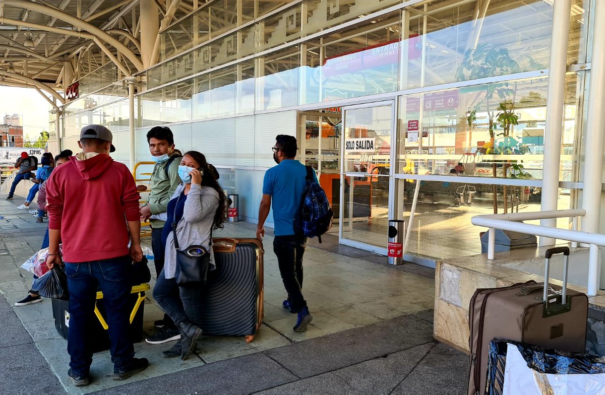 CentralQNoticia's tweet photo. 📦🚫 #ADO prohíbe viajar con "cajas de huevo", también aplica para las sucursales de #Oaxaca.

Las actuales medidas fitosanitarias en sus sucursales no permitirán transportar su equipaje en cajas de huevo, ya que representan un riesgo sanitario para la salud. https://t.co/VL3hYWVUd1