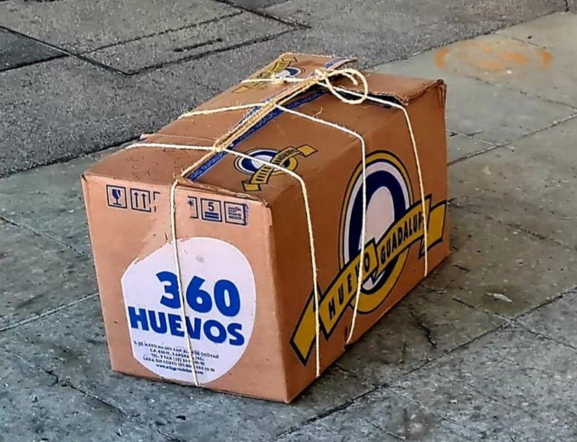 CentralQNoticia's tweet photo. 📦🚫 #ADO prohíbe viajar con "cajas de huevo", también aplica para las sucursales de #Oaxaca.

Las actuales medidas fitosanitarias en sus sucursales no permitirán transportar su equipaje en cajas de huevo, ya que representan un riesgo sanitario para la salud. https://t.co/VL3hYWVUd1