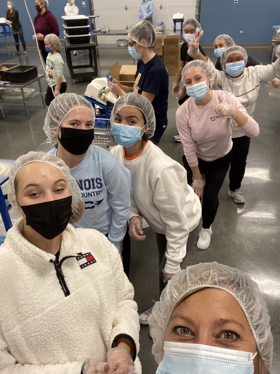 ksobieski212's tweet photo. East Class of 2023 volunteering at Feed My Starving Children #leydenpride @Annettemill511 #fmsc https://t.co/m2bB56jnXP