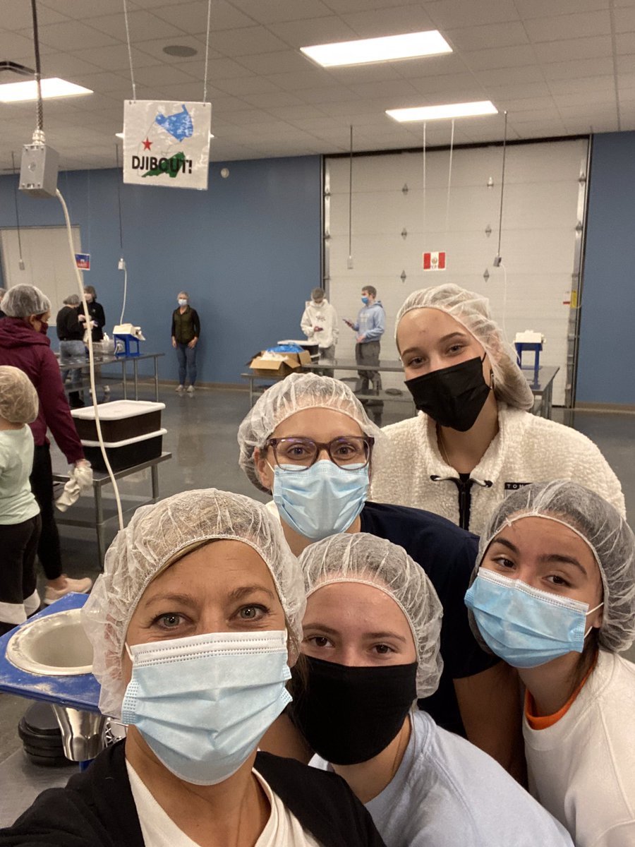 ksobieski212's tweet photo. East Class of 2023 volunteering at Feed My Starving Children #leydenpride @Annettemill511 #fmsc https://t.co/m2bB56jnXP