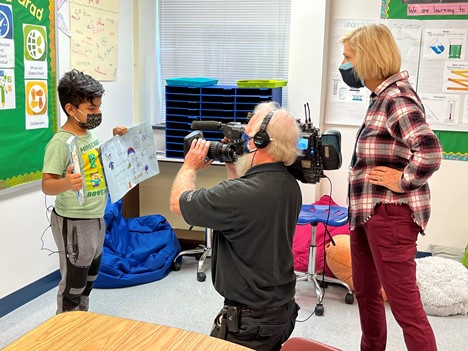 es_hollow's tweet photo. 5th grade students are so excited &amp; ready for Meet the Author event @FCPS_IDTS! To prepare for broadcast, they shared their cool projects based on @Jarrett_Lerner's fab &amp; fun books – Enginerds &amp; Geeger are such a hit at our school! Thanks to @STEAMatSHES for help! @SHES_Dolphins https://t.co/M31NBKum4S