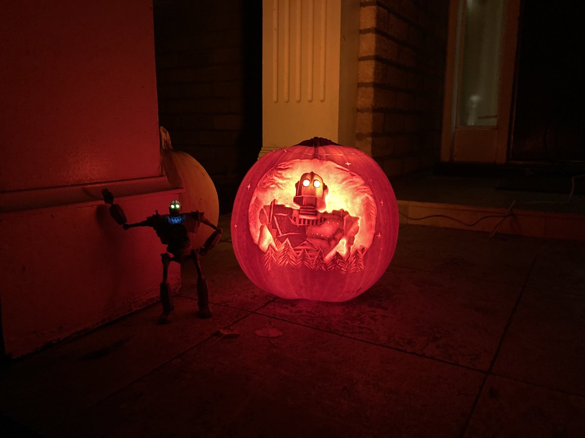 CreativeChick3n's tweet photo. #IronGiant pumpkin pics 📷 🎃 https://t.co/BruIUeyPb5