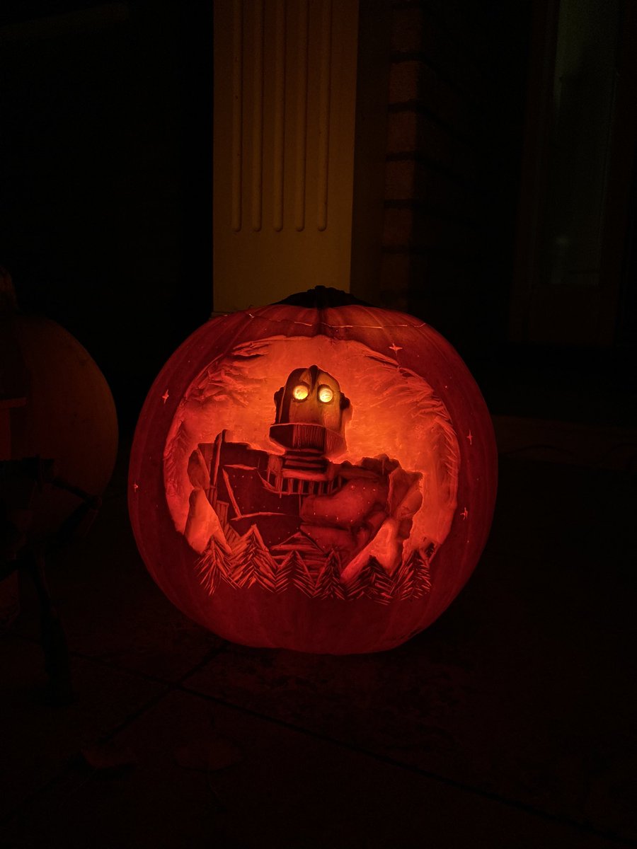 CreativeChick3n's tweet photo. #IronGiant pumpkin pics 📷 🎃 https://t.co/BruIUeyPb5
