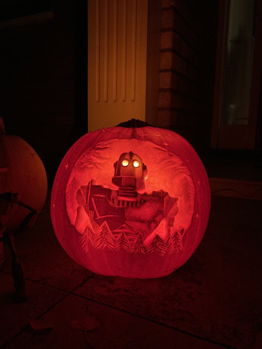 CreativeChick3n's tweet photo. #IronGiant pumpkin pics 📷 🎃 https://t.co/BruIUeyPb5