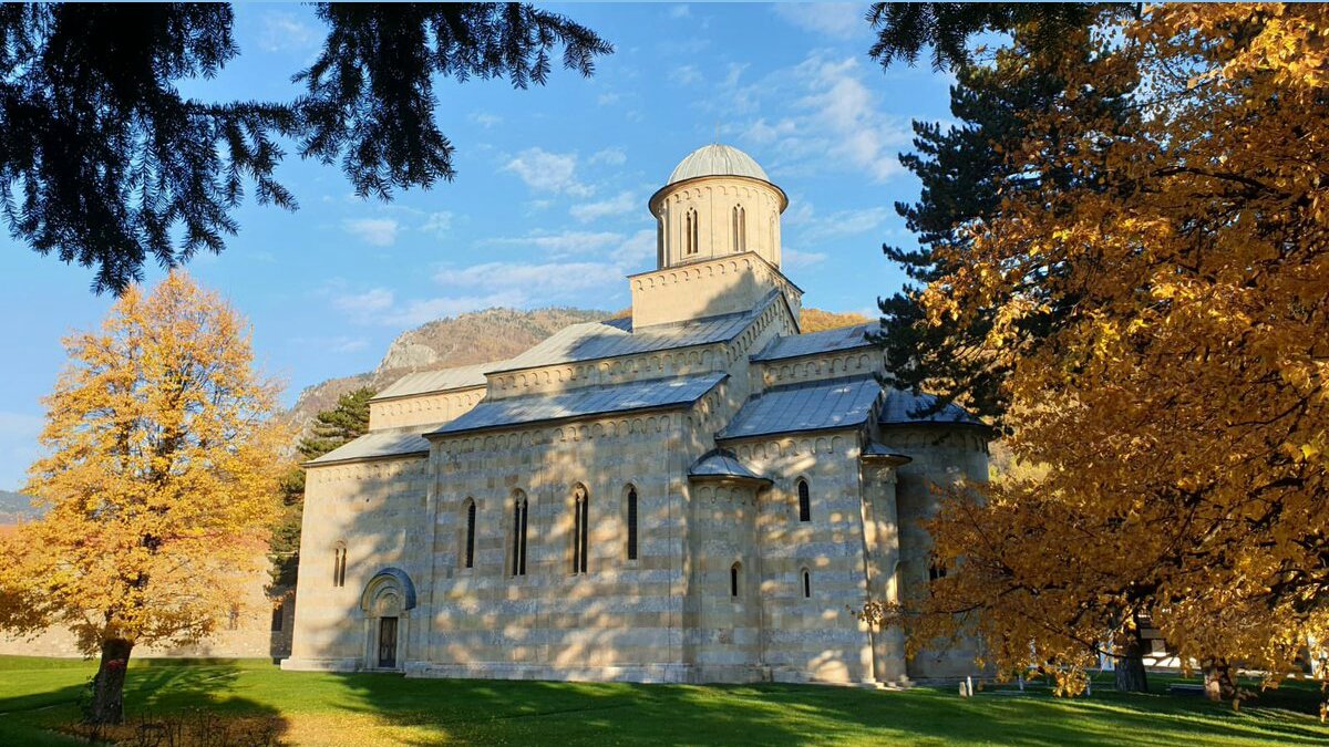 монастырь джунис сербия. монастырь грачаница. самый большой православный монастырь а европе. самый большой православный монастырь а европе. монастырь папрача сербия.