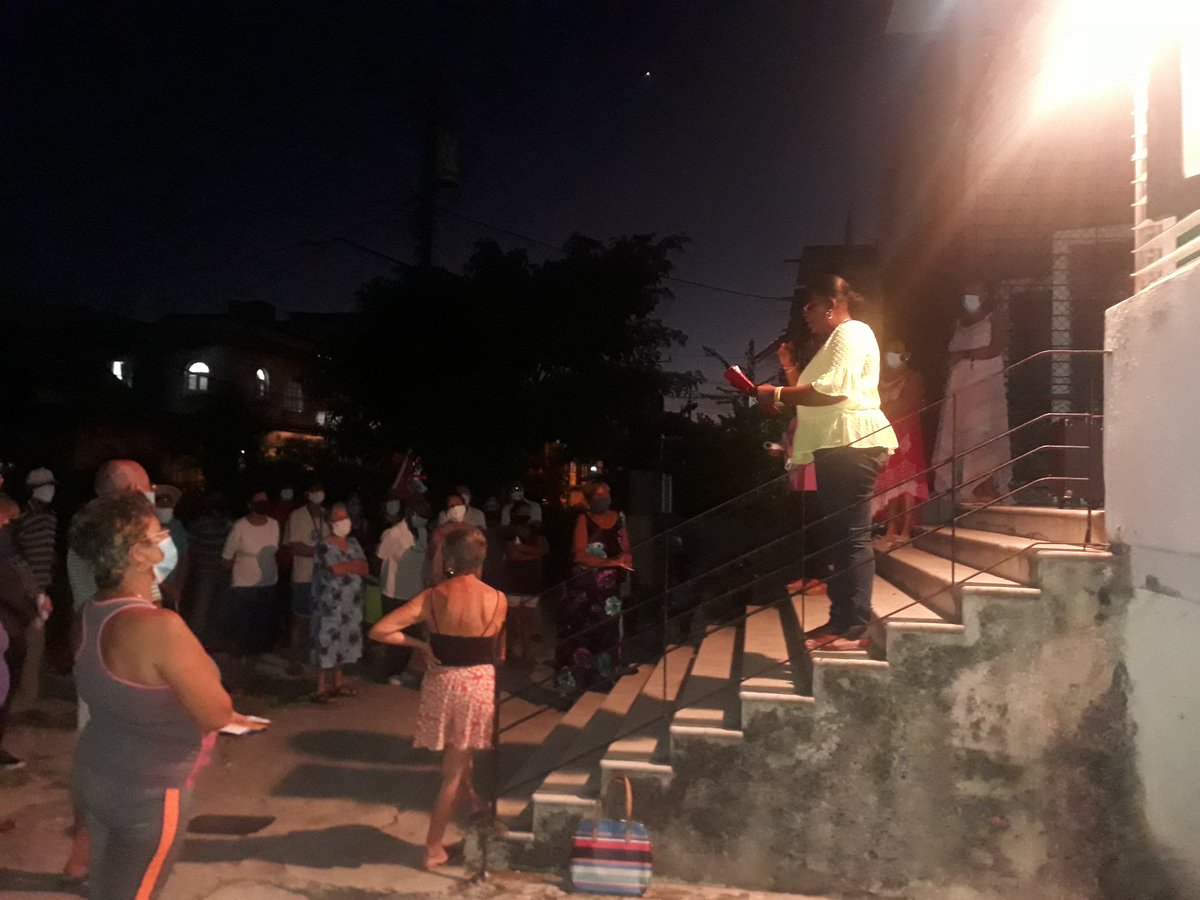 FelixmSuarez's tweet photo. Zona 17 de los CDR y el bloque 17 de la FMC en el Municipio Plaza, en acto de reafirmación revolucionaria. ¡La participación ciudadana salva! #PoderPopular45Anos #PatriaOMuerteVenceremos https://t.co/8X43dguNEA