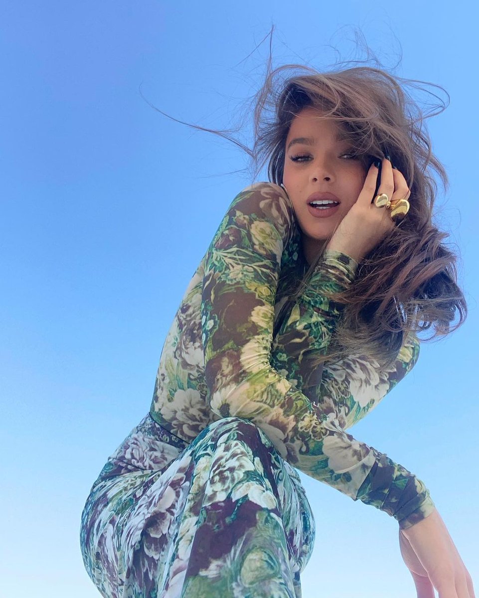 TrHailee's tweet photo. She Poses as if to say "Hello guys, this is my month". 😍
By the way #Dickinson is live in 4 days! DICKINSON PREMIERE TONIGHT
#Day702
@HaileeSteinfeld https://t.co/UQKjWbIAeo