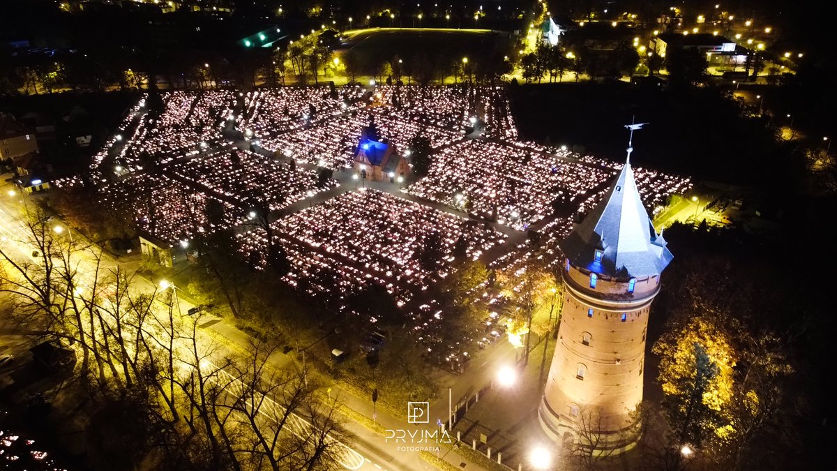 PryjmaTomasz's tweet photo. Tak wyglądały cmentarze w Oleśnicy widziane z powietrza  1 listopada 2021😍😍 https://t.co/UnZbzhRhlX