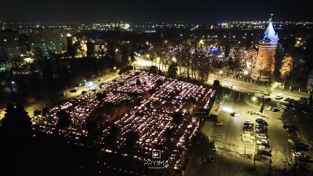 PryjmaTomasz's tweet photo. Tak wyglądały cmentarze w Oleśnicy widziane z powietrza  1 listopada 2021😍😍 https://t.co/UnZbzhRhlX