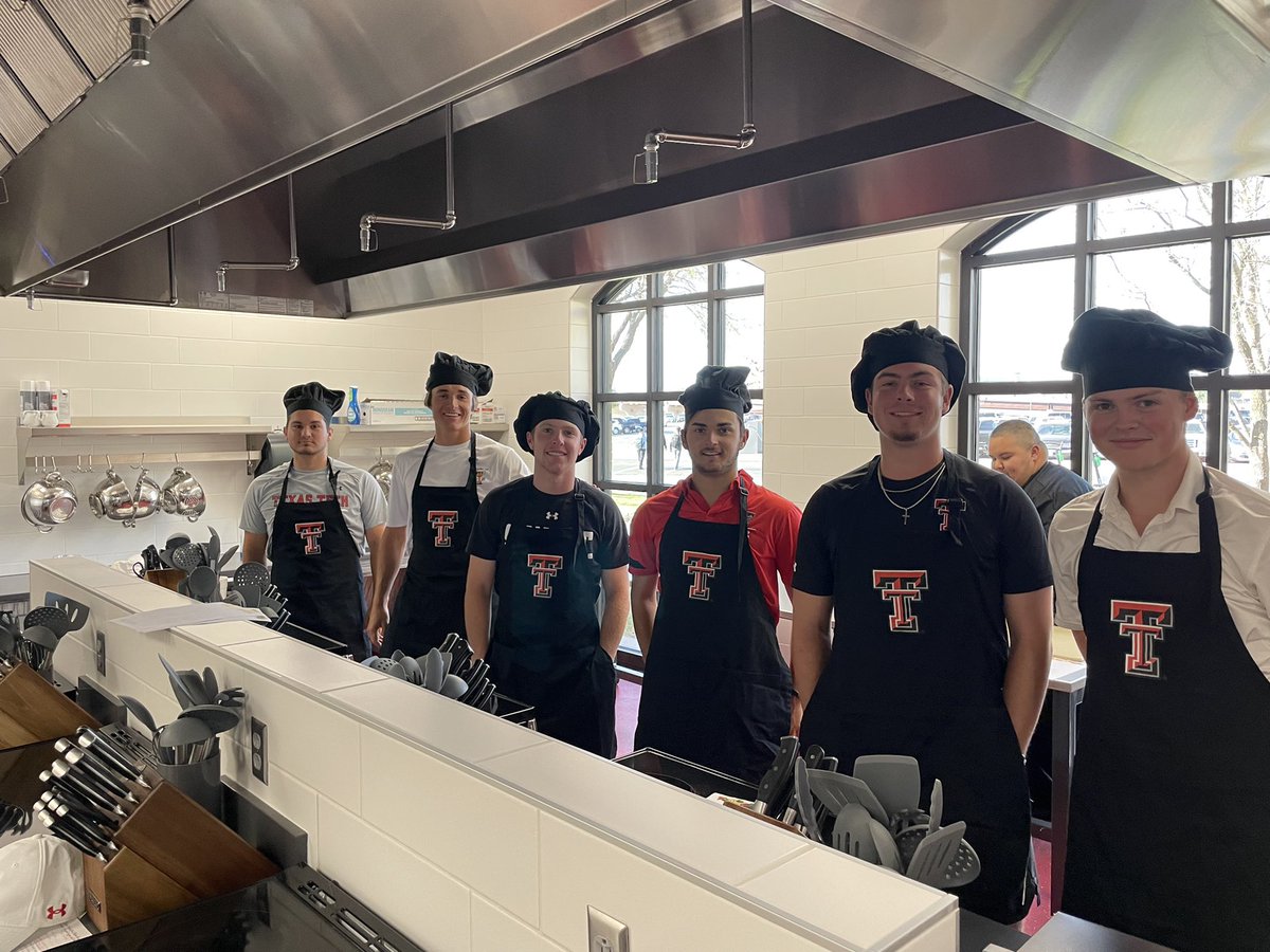 TexasTechMGolf's tweet photo. Cooking up greatness 🥘 #WreckEm https://t.co/a9z2HZ562c