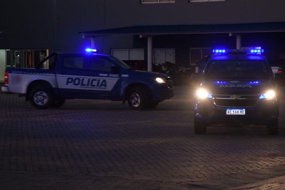 PoliciaCbaOf's tweet photo. Tras operativo en Bº #VillaLaTela, personal del #DttoII, con colaboración del operador de cámaras de #VideoVigilancia 911, detuvo a un hombre con el secuestro de una arma de fuego y un automóvil Chevrolet Onix, que habría sustraído en el sector, entre otros elementos. https://t.co/K42eUcaSK1