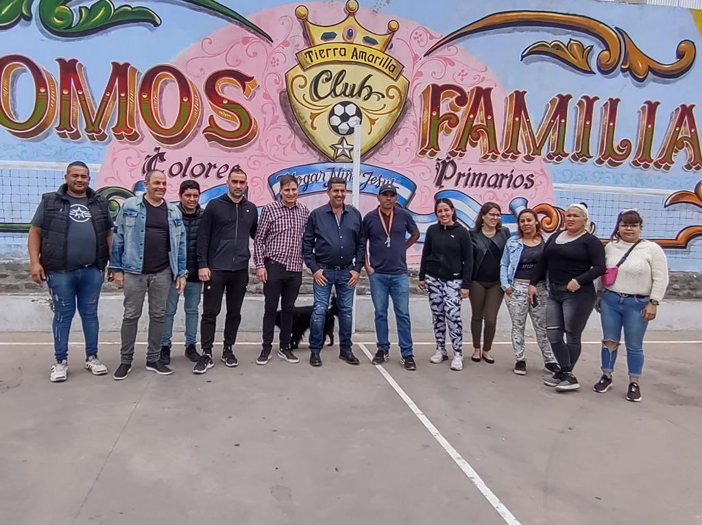 TanoAngelici's tweet photo. Inauguramos el primer comité de @radicalesxarg en la villa 21.24 de Barracas. 
Junto al Diputado @DiegoWeck, la Candidata a Legisladora Porteña @InesParry y el referente Alfredo Pico Gonzalez visitamos el merendero y la cancha de fútbol del barrio.
#RadicalesxArgentina https://t.co/nJ5sWUFjbY