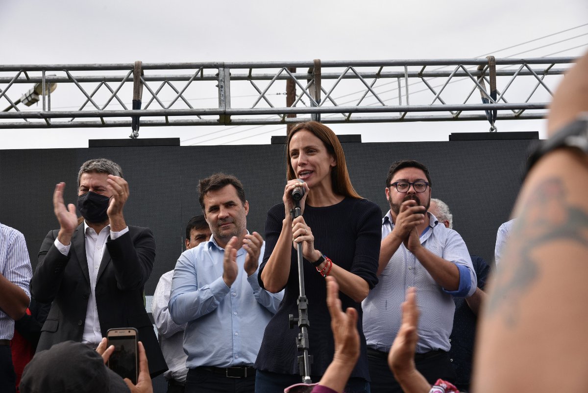 dariomartinezpj's tweet photo. ¡Muy contento de #VolverAVernos! 
Emocionante acto del Frente de Tod☀s en #Neuquén, junto a @wadodecorrido y @MatiasLammens; nuestros candidatos a diputados y diputadas nacionales @bertoldi_tanya, @betovivero, @AsuncionmirasT y vecinos y vecinas que se acercaron a acompañarnos. https://t.co/KsAZ4Nvm0V
