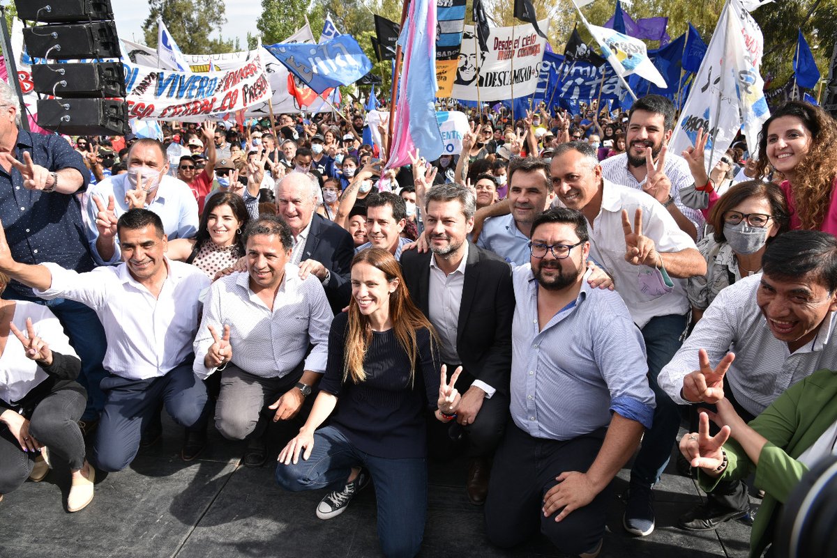 dariomartinezpj's tweet photo. ¡Muy contento de #VolverAVernos! 
Emocionante acto del Frente de Tod☀s en #Neuquén, junto a @wadodecorrido y @MatiasLammens; nuestros candidatos a diputados y diputadas nacionales @bertoldi_tanya, @betovivero, @AsuncionmirasT y vecinos y vecinas que se acercaron a acompañarnos. https://t.co/KsAZ4Nvm0V