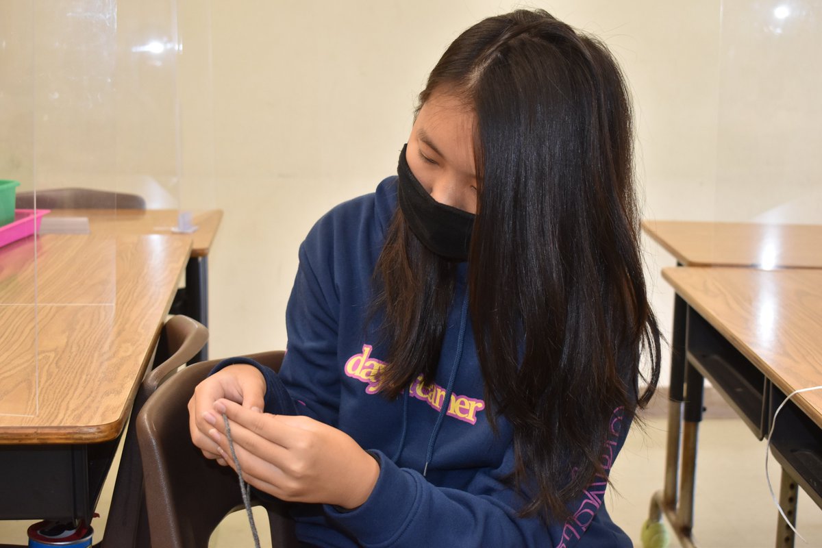 HMSDolphinsNow's tweet image. On today's agenda for the middle school elective class, Lei Making: crochet flowers! #LeiMaking #ElectiveClass