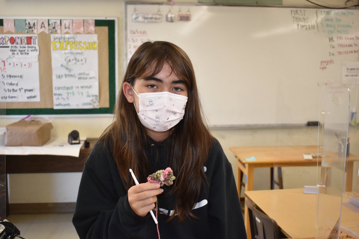 HMSDolphinsNow's tweet image. On today's agenda for the middle school elective class, Lei Making: crochet flowers! #LeiMaking #ElectiveClass