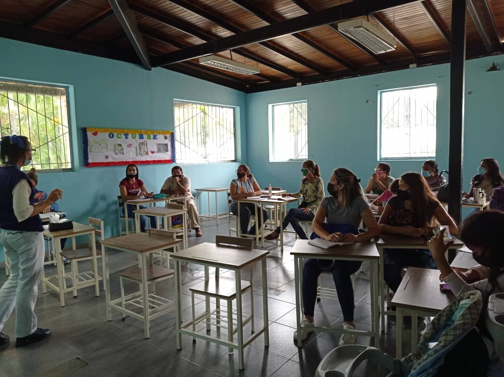 ClifTiuna's tweet photo. En el Circuito Educativo #FuerteTiuna #Caracas la @UENBFUERTETIUNA continua sus actividades en pro del desarrollo del plan de bioseguridad. #DecimosPresente #Presente #RegresoAClases
@DIYF_ZEDC @ZonaEducativaDC @gracielamarilis @gtorodelara @RosangelaOrozco @_LaAvanzadora https://t.co/yfzIP8sYF8