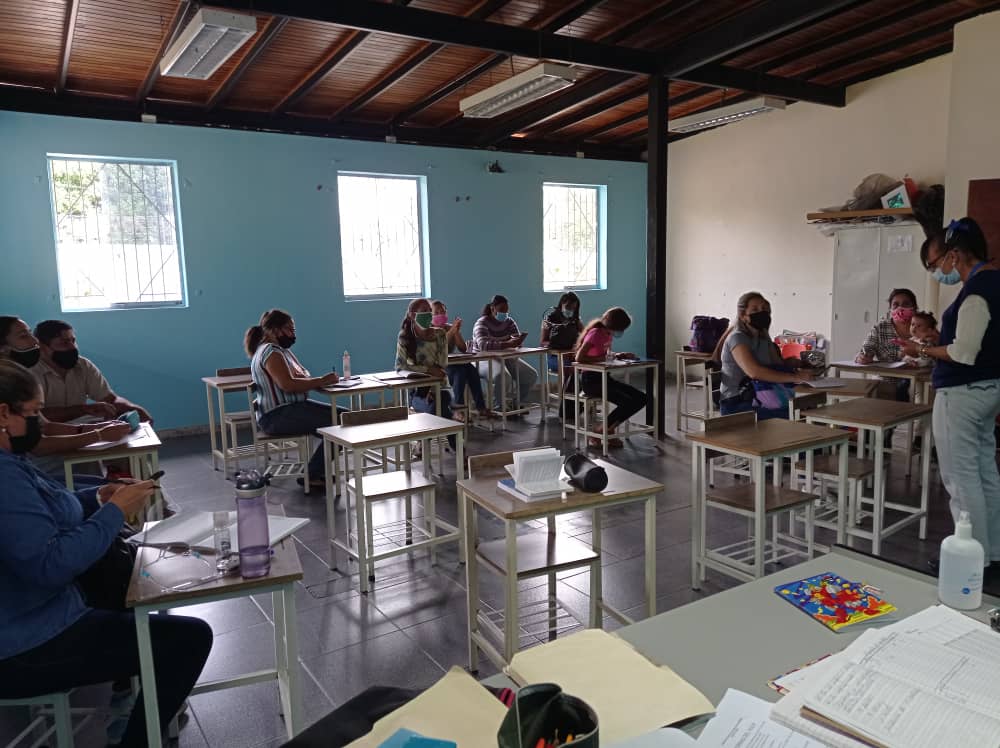 ClifTiuna's tweet photo. En el Circuito Educativo #FuerteTiuna #Caracas la @UENBFUERTETIUNA continua sus actividades en pro del desarrollo del plan de bioseguridad. #DecimosPresente #Presente #RegresoAClases
@DIYF_ZEDC @ZonaEducativaDC @gracielamarilis @gtorodelara @RosangelaOrozco @_LaAvanzadora https://t.co/yfzIP8sYF8