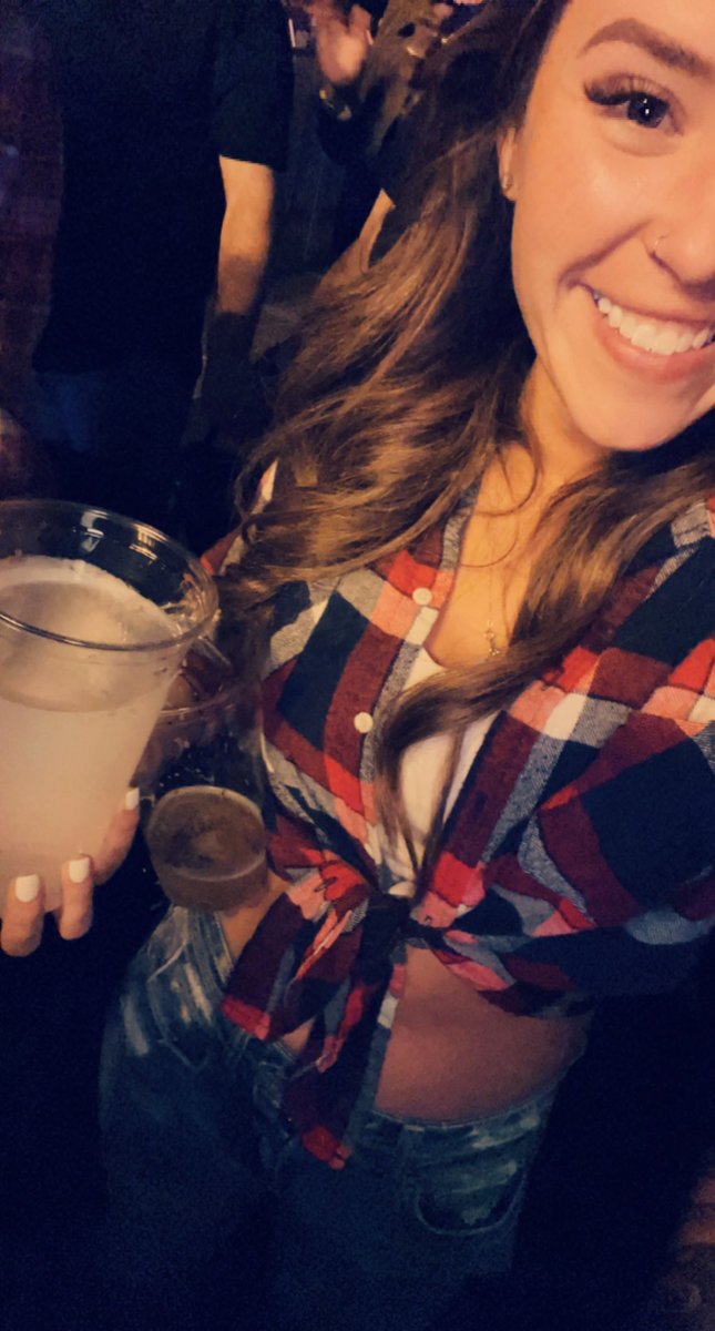 Mslyss92's tweet photo. Living my best life #LukeCombs21 @lukecombs hell of a night to remember in Jacksonville https://t.co/JI6kiy4iZf