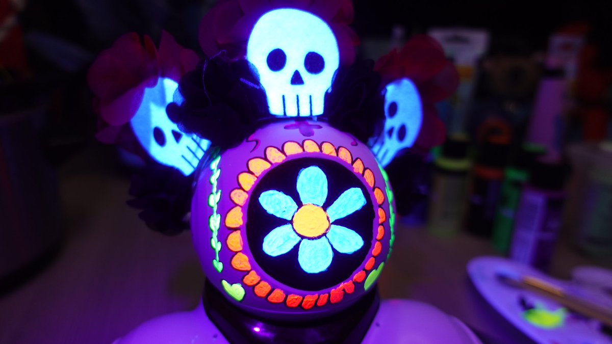 mitchellmalpart's tweet photo. #diadelosmuertos throwback when we dressed up Dash #robot with #calacas and flower/ skull head pieces to celebrate #dayofthedead @WonderWorkshop 💀
#stem #steam #robotics #culture #fluorescent paint #make #makewonder #art https://t.co/y7aCIzUwp4