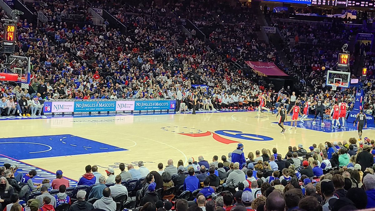 AnahiSantiago's tweet photo. If @Dame_Lillard didn't know that #Phiily @sixers fans really want him, he does now! #GoSixers #GetLillard https://t.co/i4xR4qojKM