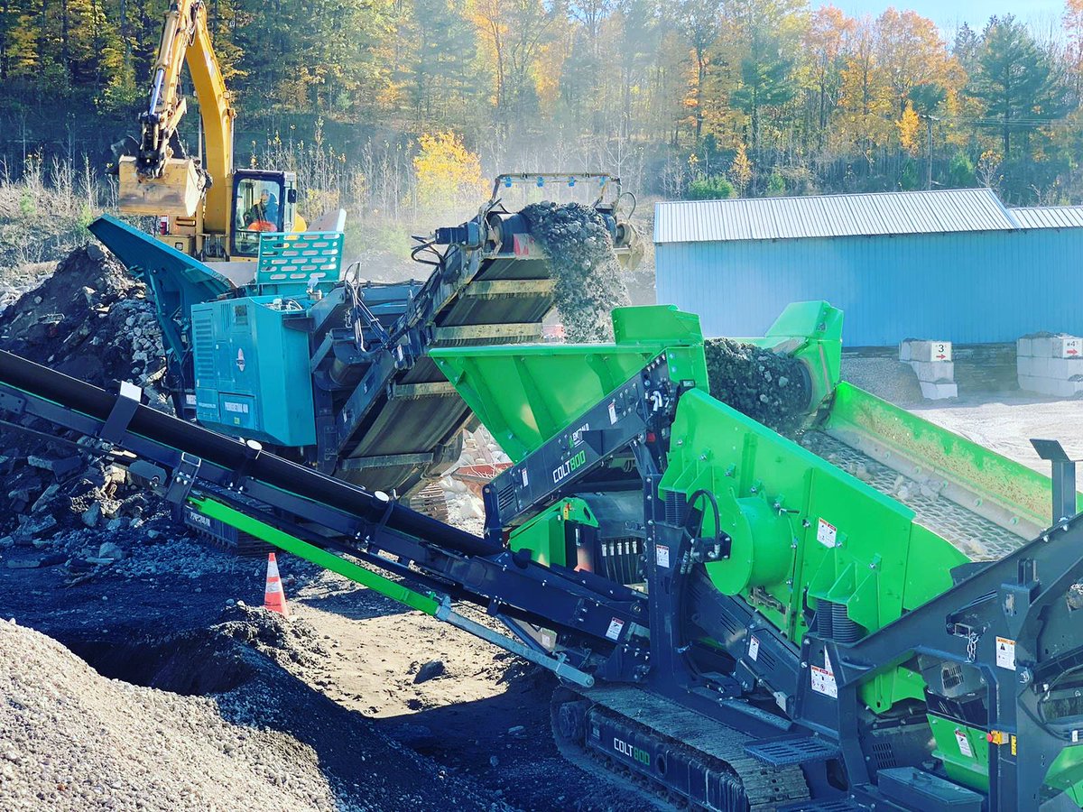 EmeraldESI's tweet image. Beautiful fall views on the 1st day of November. This customer has paired a @Evo_Quip Colt 800 screener with his @Powerscreen PT400 jaw to make -1.5” minus base &amp;amp; drainage stone. #powerscreen #evoquip #compactwithimpact