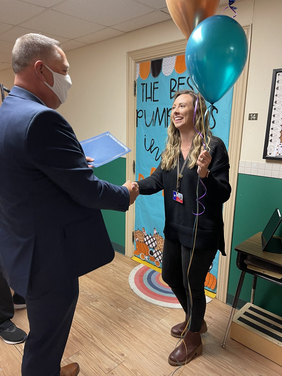 HeadStartHeroes's tweet photo. Congratulations 🎉 Lindsey Duncan! 👏🏻 You are our 2021 West Award Winner 🥳 This Head Start ECSE 4’s teacher is so dedicated to our students. In every way,  she models what a Head Start teacher can do to increase engagement for our littles. @Mrs_LDuncan ❤️ We love you! https://t.co/2J9nLeco48
