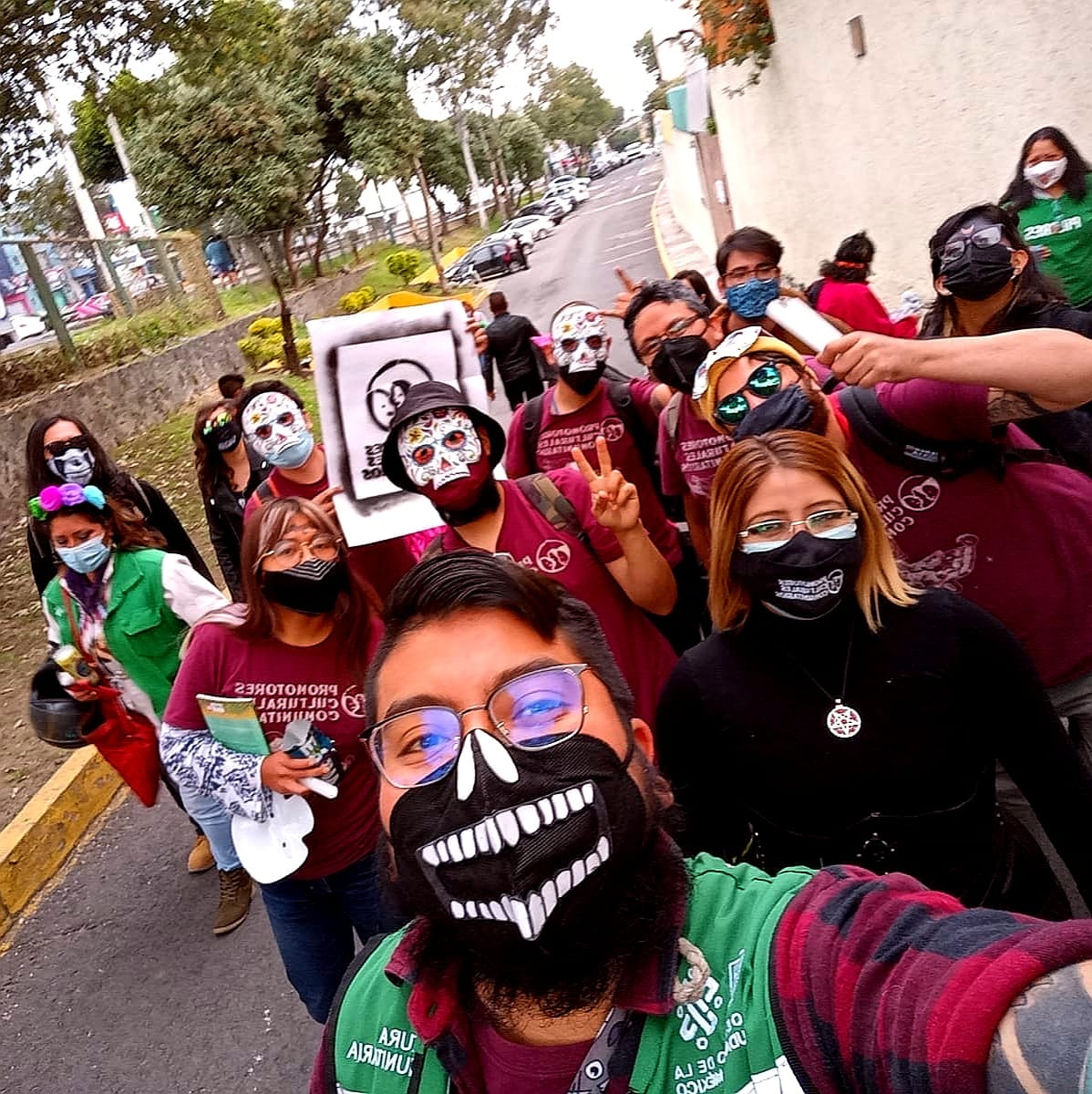 PromotoresCC's tweet photo. #PCC estamos #CelebrandoLaVida2021, e hicimos nuestro propio desfile de #DíaDeMuertos entre los distintos @CdmxPilares de la #CiudadDeDerechos. Visitamos los #LibroClubes y creamos calaveras con #MaterialesReciclados. ☠️📚¡Échale ojito!
@CulturaCiudadMx
#CulturaComunitariaCDMX https://t.co/3j0FM8mqBt