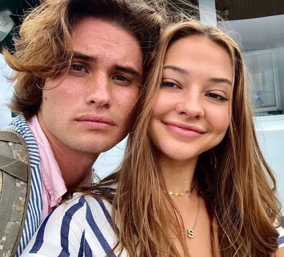 tracklist's tweet photo. Chase Stokes e Madelyn Cline, que atuaram juntos na série Outer Banks, terminaram seu relacionamento depois de um ano juntos.

 A informação vem da revista People. https://t.co/nyvTQAfmJA