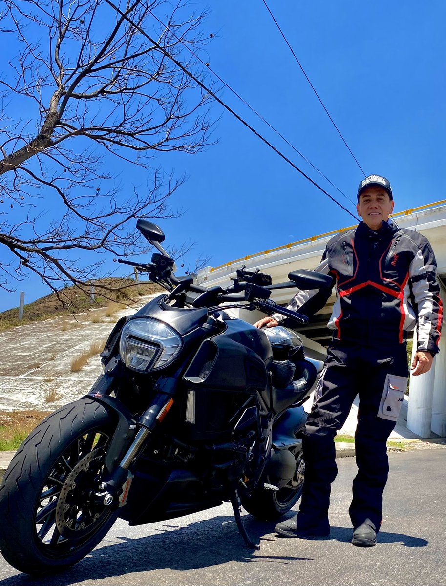 KingsWarArthur's tweet photo. Buen dia! Para muchos deportes se necesita una bola, para montar moto se necesitan dos😅. Vamos a darle un rato a ver si da los 360 kms/h que especifica el fabricante. 😉✌️😀
#DiavelCarbonDucati #Desea #Ama #Felíz #BeHappy #Motolove #Ducatiobsession #Ducatisti #Motorbike #Viral https://t.co/XXtyZm5DHX